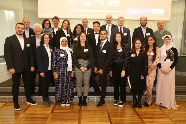 Sharifa Najafi aus Langenstein ist eine der zehn ausgewählten Jugendlichen, die mit einem Start-Stipendium ausgezeichnet wurden (1. Reihe, Dritte von rechts).