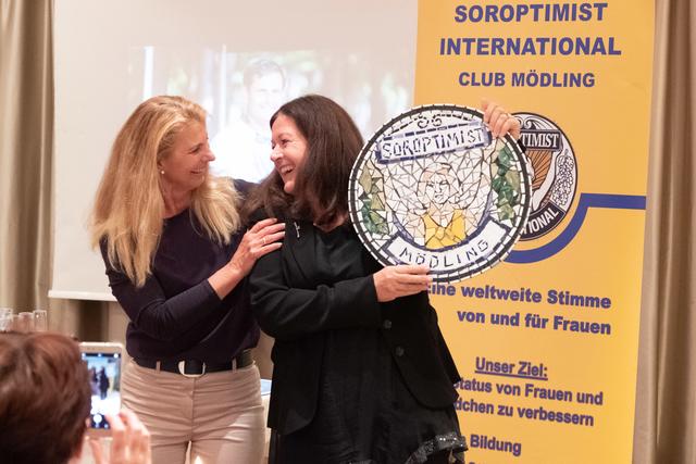 Judith Hradil-Miheljak übernimmt von Sabina Gurresch-Kainz mit Freude und hohem Engagement die Präsidentschaft des Soroptimist Club Mödling für zwei Jahre