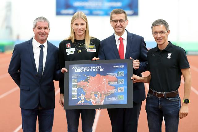 v.l.: Stefan Bachl (Sportdirektor OÖ. Leichtathletikverband), Verena Preiner, Wirtschafts- und Sport-Landesrat Markus Achleitner und Günther Weidlinger (ÖOC-Athletenvertreter). | Foto: Land OÖ/Denise Stinglmayr