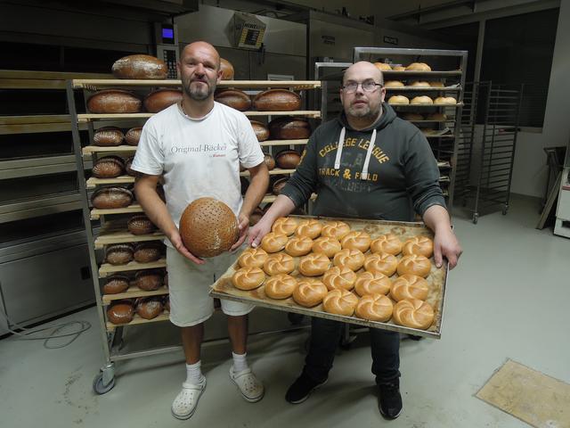 Bäcker Helmut und sein Chef Norbert backen tagtäglich in den frühen Morgenstunden das frische Brot und Gebäck.