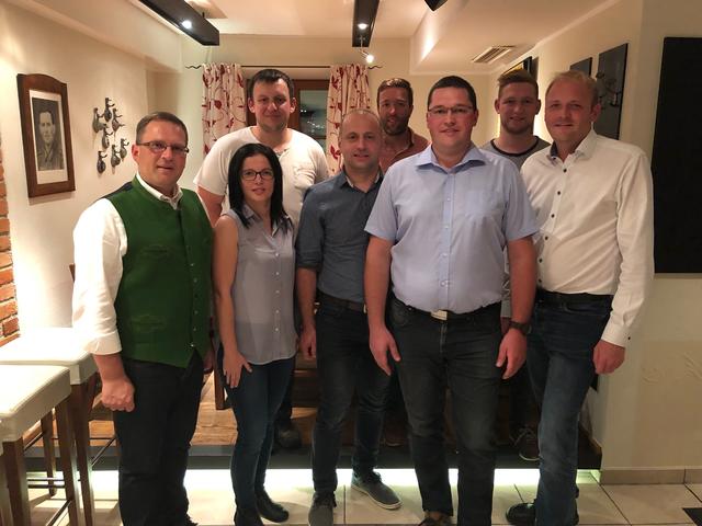 Gründungsfoto des ÖAAB St. Roman: Klubomann August Wöginger, Simone Höllinger, Herbert Lang, Norbert Kriegner, Simon Kislinger, Obmann Andreas Haslinger, Johannes Höller, und Gabriel Schlager