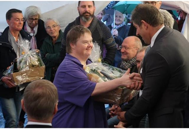 Bewohnerin Daniela Egger bedankt sich bei Bürgermeister Engelbert Pichler.