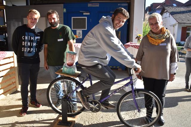 Coach Edwin Heric (2.v.l.) mit Pascal, Robert und GF Dipl.-Päd. Hermine Mittendrein. | Foto: Waltraud Fischer