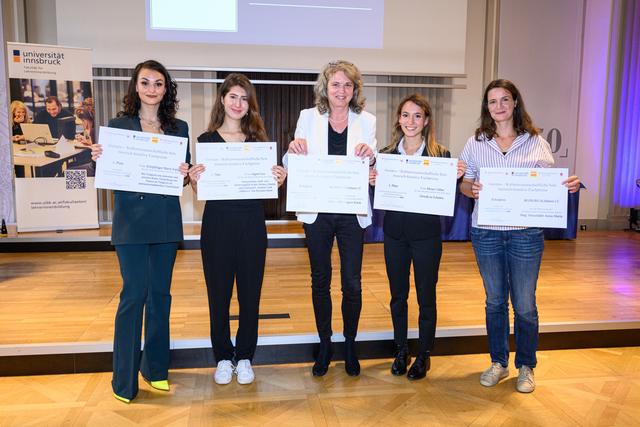 Marie-Sophie Schipflinger, Lea Aigner, Roswitha Krimbacher-Grafl, Celine Moser, Anna-Maria Neuschäfer (v. li.).