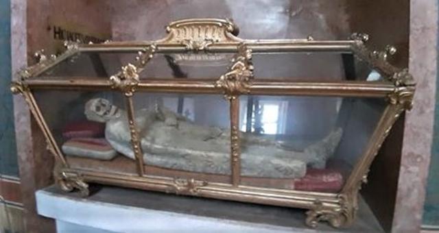Der gläserne Sarg in der Kapelle