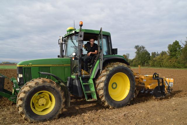 Der Traktor wurde mit innovativer digitaler Technik nachgerüstet, um zeit- und energiesparend zu arbeiten.