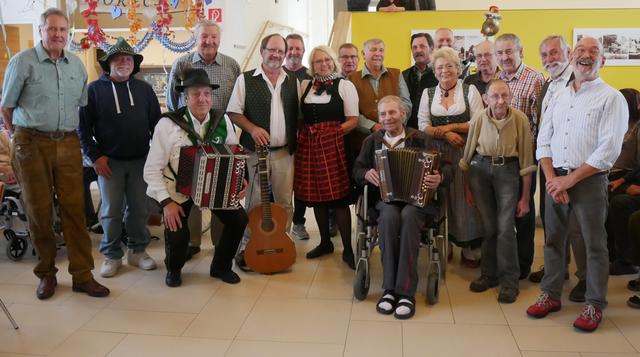 Die Musikanten überreichten Werner Treitel seine reparierte Harmonika