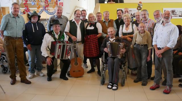 Die Musikanten überreichten Werner Treitel seine reparierte Harmonika | Foto: Carina Fröhlich