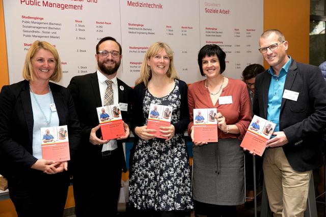 Beate Huber-Peham, Hausleiterin in Andorf, Caritas-Geschäftsführer Stefan Pimmingstorfer, Sofie Bakker, Tochter der verstorbenen Mäeutik-Gründerin Cora van der Kooij, Martina Anzengruber, Betreuerin in einer Wohngruppe für Erwachsene & Senioren in St. Pius, Josef Ratzenböck, Abteilungsleiter Wohnen Erwachsene und Senioren (v. l.)