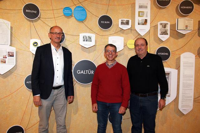 Feierten 20 Jahre Verein Alpinarium Galtür: Geschäftsführer Bgm. Anton Mattle, Obmann Mathias Wolfart und Projektleiter Helmut Pöll (v.l.). | Foto: Othmar Kolp