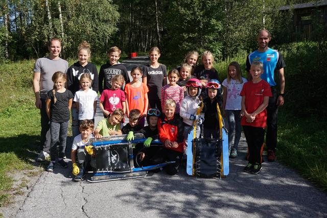 Kinder aus ganz Tirol nahmen am Rodel-Trainingskurs in Umhausen teil. Mit dabei war auch Nationaltrainer Gerald Kammerlander (rechts).