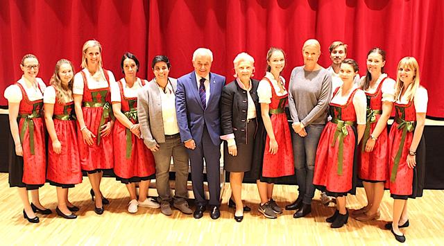 Josef Burger, Signe Reisch und Katrin Schlechter – umgeben von Mitarbeiterinnen und Mitarbeitern von Kitzbühel Tourismus.
