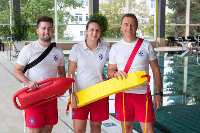 Wasserrettung Perg: Ortsstellenleiter Martin Braun (rechts) und Stellvertreter Manuel Schwab mit Rettungsschwimm-Lehrerin Anna Braun