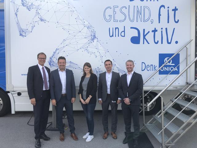 Gemeinsamer Einsatz für die Mitarbeitervorsorge: Marco Pernetta (Flughafen Direktor), Manfred Miglar (Landesdirektor Uniqa Tirol), Stefanie Zangerl (Flughafen Innsbruck), Igor Richtmann (Uniqa Tirol) und Peter Majorkovits (Uniqa Versicherung), v.l.n.r.