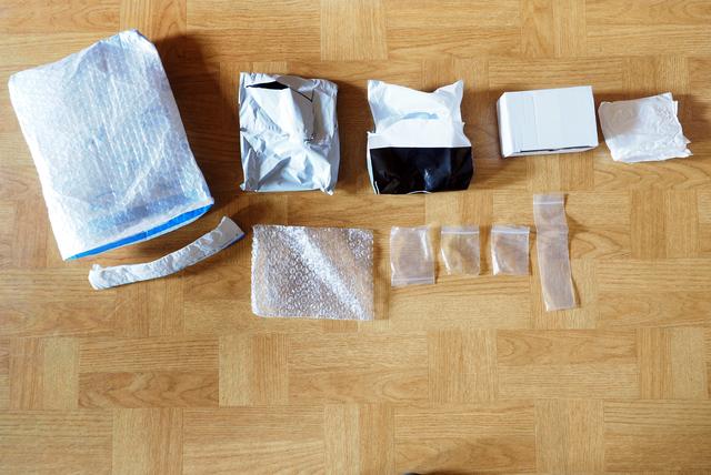 Zehn Umverpackungen für eine einzelne Lieferung.