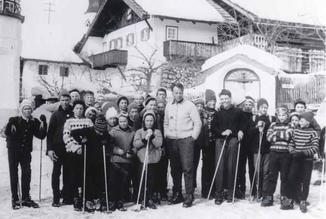 Ein altes Foto aus dem Jahr 1962. Es zeigt die Teilnehmer am ersten Schulskikurs in Fiss mit den Begleitlehrern Adi Hauser und Joseph Henzinger.