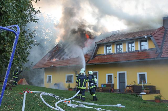 14 Feuerwehren standen bei dem Großbrand im Einsatz. | Foto: laumat.at/Matthias Lauber