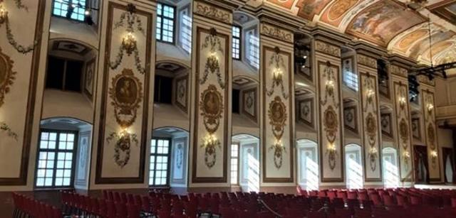 300 Jahre alte japanische Tapeten im Hadysaal