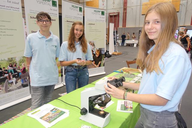 Dominik Seemayer (li.) entdeckte auf der BIM die Höhere Lehranstalt für Umwelt und Wirtschaft | Foto: SWT Mödling