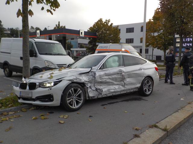 Mehrere Beteiligte in einem Unfall auf der Haller Straße. | Foto: Zeitungsfoto