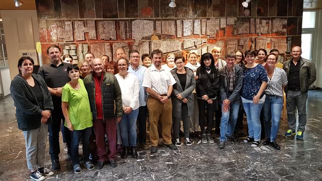 Prof. Erwin Böhm (vorderste Reihe 2.v.l.) und GF Marianne Kochanski (hinterste Reihe 7.v.l.) und Christian Böhm (re.) mit dem "Böhm-Team" des Altersheims. | Foto: Altersheim Landeck/Zolet