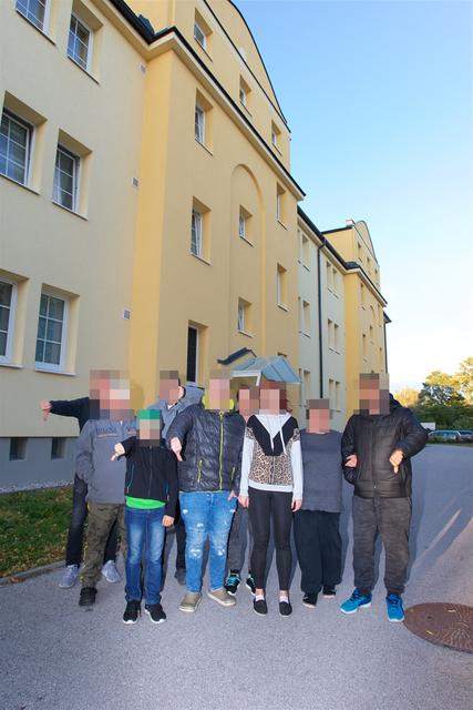 Die Mieter haben die Nase voll: eine Gruppe betreuter Jugendlicher macht den Bewohnern das Leben schwer.