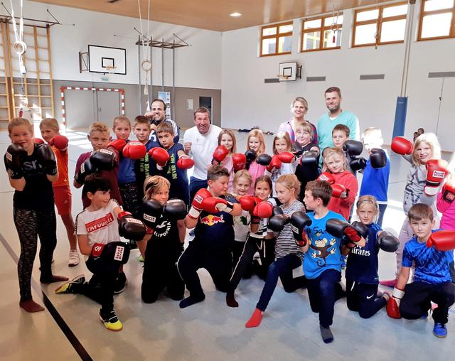 Ein wilde Trainingsrunde. Die Kinder trainierten mit Conny König (hinten, Mitte).