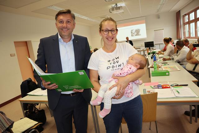 WIFI-Institutsleiter Harald Schermann und die Kurssteilnehmerin Tina Lackner mit Töchterchen Greta.