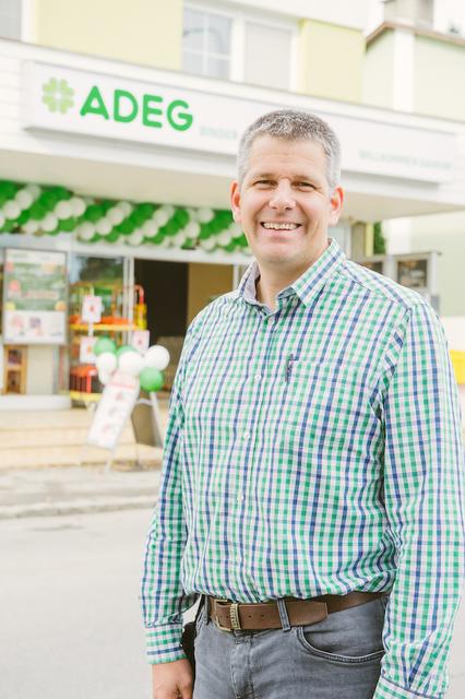  Johannes Binder präsentiert stolz seinen frisch renovierten ADEG Markt | Foto: ADEG / Leonardo Ramirez Castillo