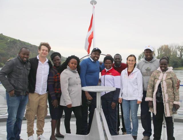 OA Dr. Ekrem Kilic und OÄ Dr. Andrea Bachmann mit den Gästen aus Kenia beim Schiffsausflug in die Wachau.