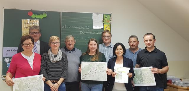 Helga Prinz, Hubert Prinz, Andrea Etzelstorfer, Dietmar Weninger, Michaela Klein, Roman Prager, Margit Göll, Manfred Wandl und Christian Haider bei der Präsentation der Neuerungen. | Foto: Göll