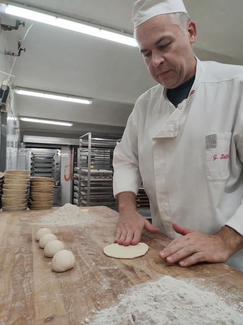 Günther Feldhofer in seiner Bäckerei in Randegg. | Foto: Philipp Pöchmann
