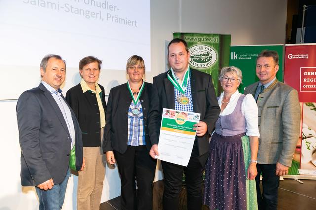 Erfolgreiche Direktvermarkter: Cindy (3. von links) und Jürgen Thorschütz (3. von rechts) aus Königsdorf. | Foto: Landwirtschaftskammer