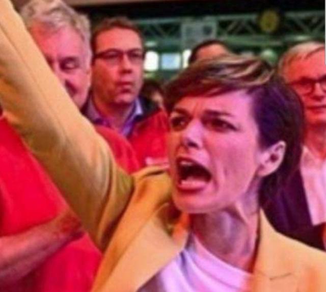 "Unglücklicher Ausschnitt": Beim Originalfoto handelt es sich um eine Jubelgeste.