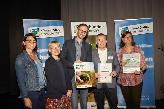 Gerlinde Larndorfer, Uli Böker, Norbert Rainer  BGM Ing. Rudolf Scharinger, Renate Leitinger. | Foto: Klimabündnis/Peki Harald