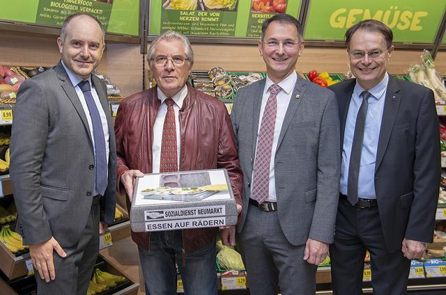 Eröffnung des modernisierten Spar-Supermarkts in Neumarkt: Spar-Geschäftsführer Christof Rissbacher übergab eine Spende an Gottfried Seer (Obmann Sozialdienst Neumarkt), auch Bürgermeister Adi Rieger und Spar-Konzernvorstand Gerhard Drexel gratulierten.