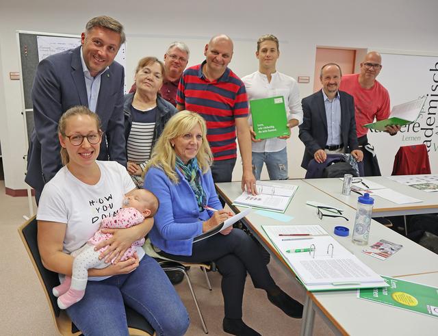 Tina Lackner freut sich über die Unterstützung ihrer Kurskollegen.