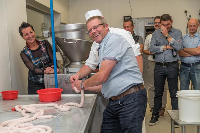 Mit Freude gelingt es Thomas Wögerbauer bereits eine Weißwurst zu füllen. Firmenchefin Eva Leibetseder (li) freut sich über so viel Engagement.