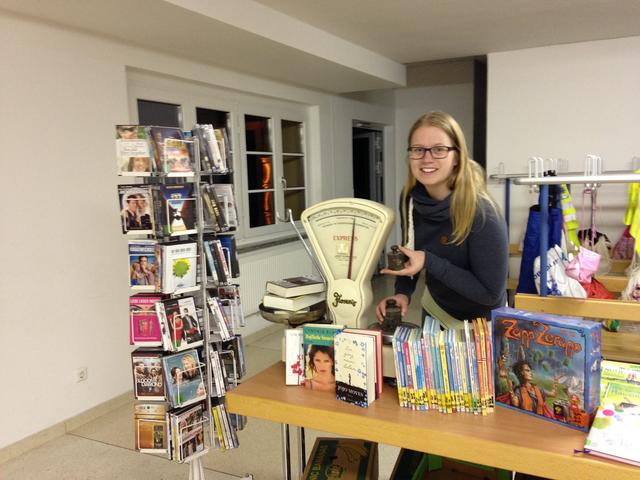 Unsere alt-gediente Waage wird auch heuer wieder die Bücher zu Kilopreisen abwiegen. | Foto: Doris Deubl