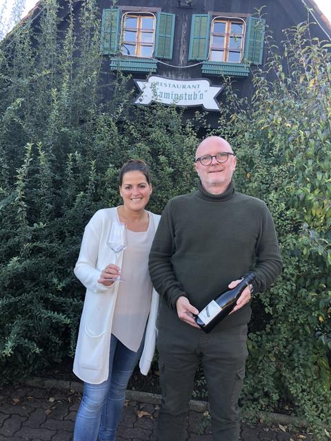 Hans Kilger freut sich mit Jasmin Peisser über die Wiedereröffnung der "Kaminstub'n" in Deutschlandsberg.