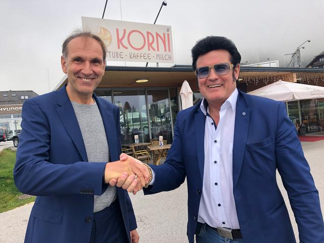 Stefan Wochinz und Rusty gratulieren sich gegenseitig. Heute, am 16. Oktober, haben die beiden Geburtstag. Beide sind sie nun 50 Jahre alt.