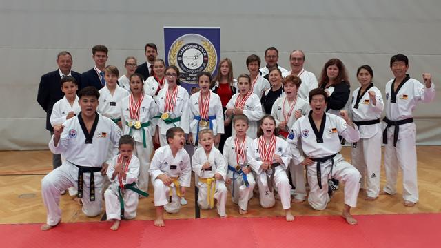 v.l.n.r. knieend
GM In Yong Jo (Global-U-Chong Deutschland),Leon Cosic, Sasa Krstic, Matthias Lehner, Johannes Lehner, Anika Gruber, Meister Joon Pil An (Global-U-Chong Deutschland)
v.l.n.r stehend erste Reihe:
Dominik Bruckner, Kevin Bruckner, Anna Cosic, Karolina Bratic, Suela Ibrahimi, Sandra Krsitc, Coach Alexandra Gruber, Jason Morbitzer, Coach Victoria Nagl, Meisterin Ji Hyun Chang, GM Jae Hee Chang (Global-U-Chong Deutschland)
v.l.n.r stehend zweite Reihe:
Referee Jakob Kaltenegger, Referee Savo Kovacevic, Manuela Nagl-Hätinger, Referee Dr. Alexander Hübl, Magda Brandl, Julia Nagl-Hätinger, Michael Stack, Coach Ferdinand Morbitzer, Manfred Gruber