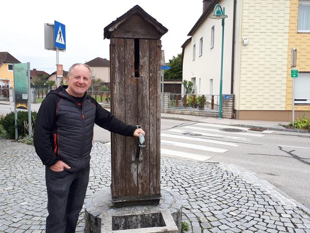 Ortsvorsteher Bernhard Wagner beim alten Trinkbrunnen. | Foto: SPÖ