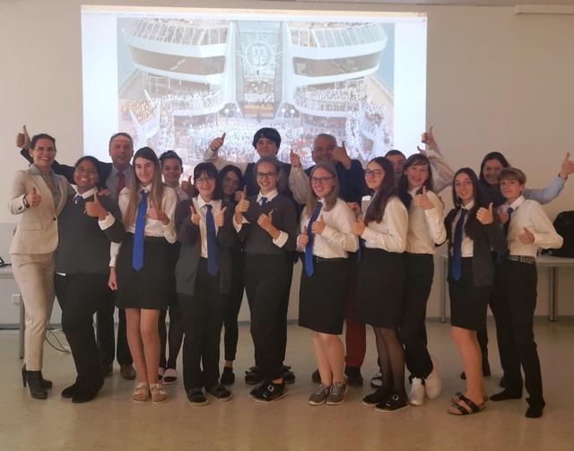 Die Schülerinnen und Schüler der ersten ITB-Klasse mit den Vertretern von MSC, Katja Wetzel und Stefano Giampedroni, Mag. Doris Reichhart und Direktor Mag. Jürgen Kürner. | Foto: Tourismusschulen Semmering