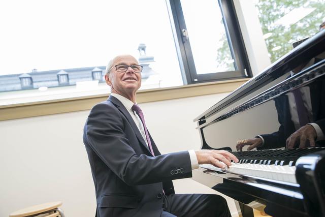 LH-Stv. Stöckl in der Josef-Rehrl-Schule am Klavier.