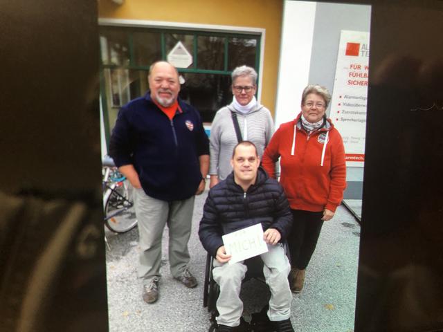 Michi Moik (vorne) freute sich über die 170 Euro Spende.