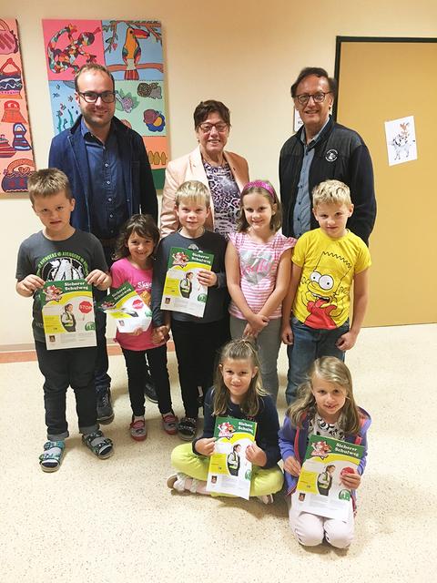 Vizebürgermeister Johannes Albrecht, Bürgermeisterin Josefa Geiger, Volksschuldirektor OSR Gerhard Beer mit Johannes, Hannah, Johannes, Linda, Sebastian, Larissa und Mia.  | Foto: Marktgemeinde Sieghartskirchen