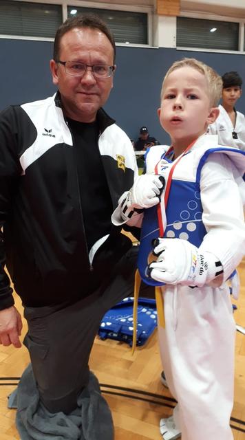 Coach Ferdinand Morbitzer mit Sieger Matthias Lehner