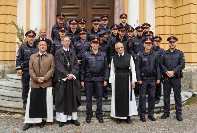 Abt Philipp Helm und Prior Martin Höfler (beide links) begrüßten mit den Patres August Janisch und Thomas Friedhelm Polizisten im Stift Rein. | Foto: KK