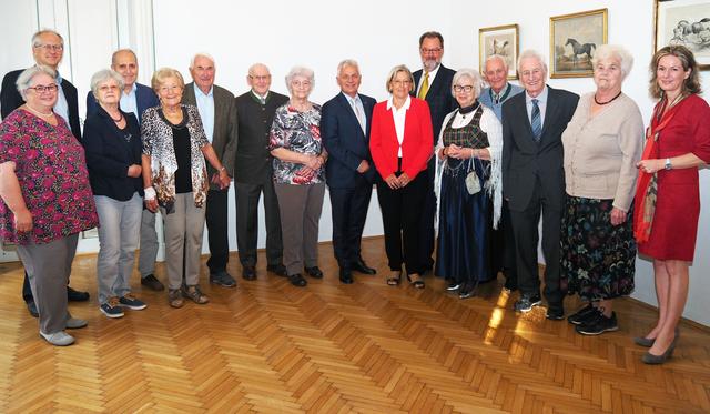 Bürgermeister Johann Zeiner, Vizebürgermeisterin Michaela Haidvogel, Umweltgemeinderätin Anneliese Mlynek und Gemeinderat Wolfgang Bernhuber gratulierten den Ehepaaren Dorothea und Ing. Alfons Sauer sowie Gerhard und Ilse Wiesböck zur Goldenen Hochzeit und den Ehepaaren Gerda und Ing. Ernst Hundstorfer, Josefine und Wilhelm Müller, Friederike und DI Edgar Drausinger sowie Elfriede und DI Hans Polly zur Diamantenen Hochzeit! | Foto: Marktgemeinde Maria Enzersdorf